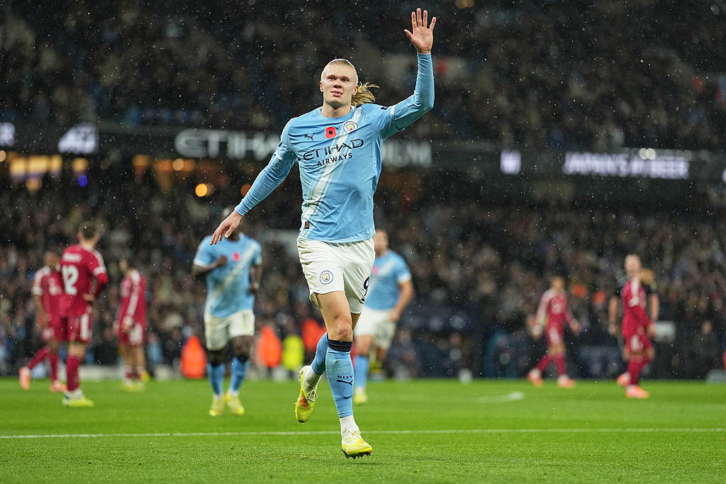 荷兰碾压曼城，莱万统治全场的简单介绍