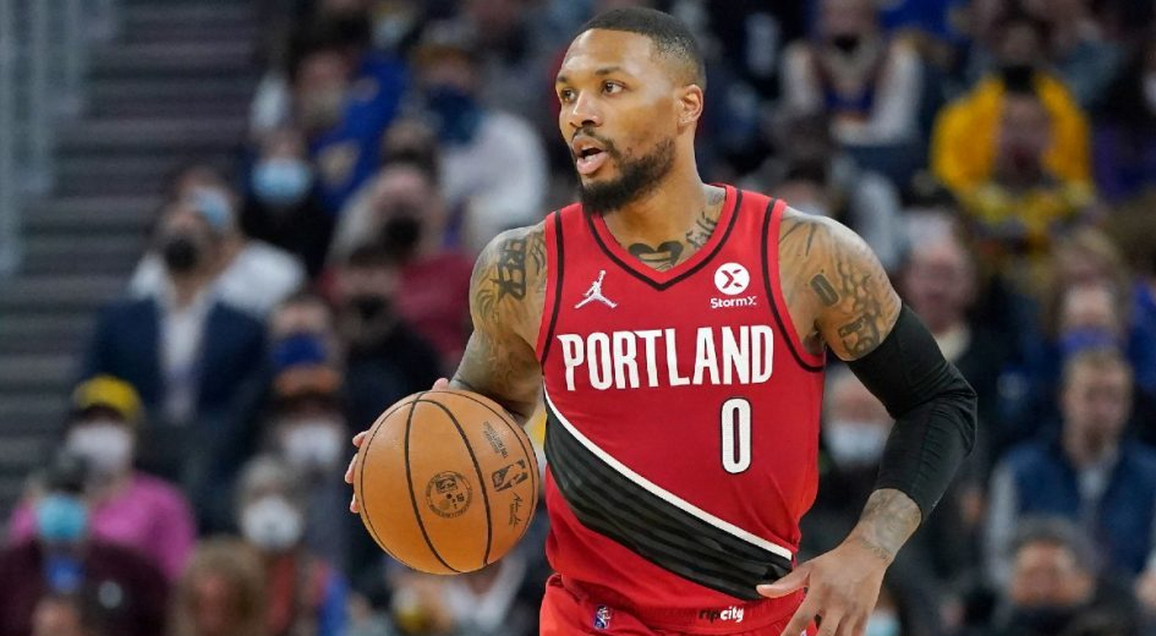 江苏队横扫热火,利拉德高光表现 江苏队横扫热火,利拉德高光表现